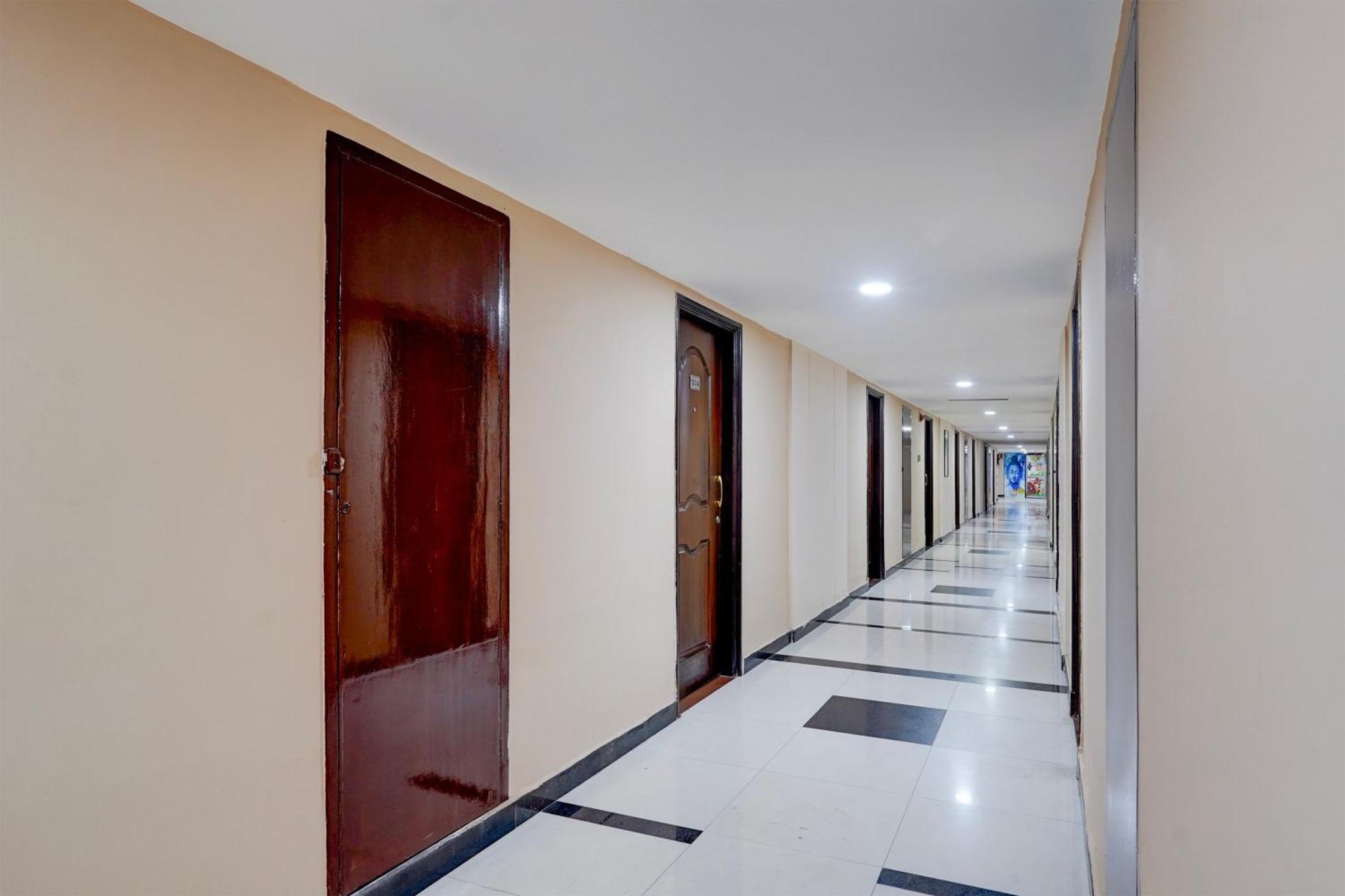 Super Townhouse Koyambedu Hotel Ченай Екстериор снимка