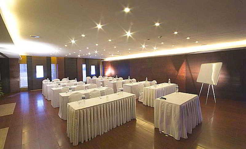Super Townhouse Koyambedu Hotel Ченай Екстериор снимка
